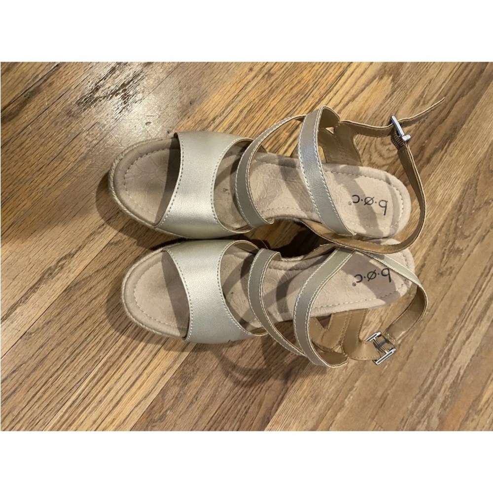 BORN BOC Beige Patent Wedge Sandals Wicker Heels Shoes Size 8 US